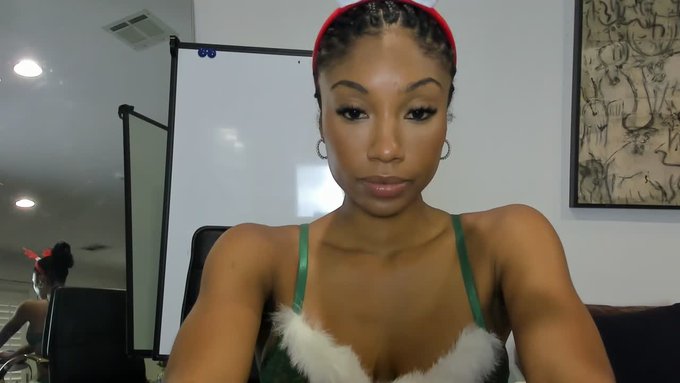 Girlfriend Zoey is live now! https://t.co/vrHn7rU1oq https://t.co/kZWJAsx6z8