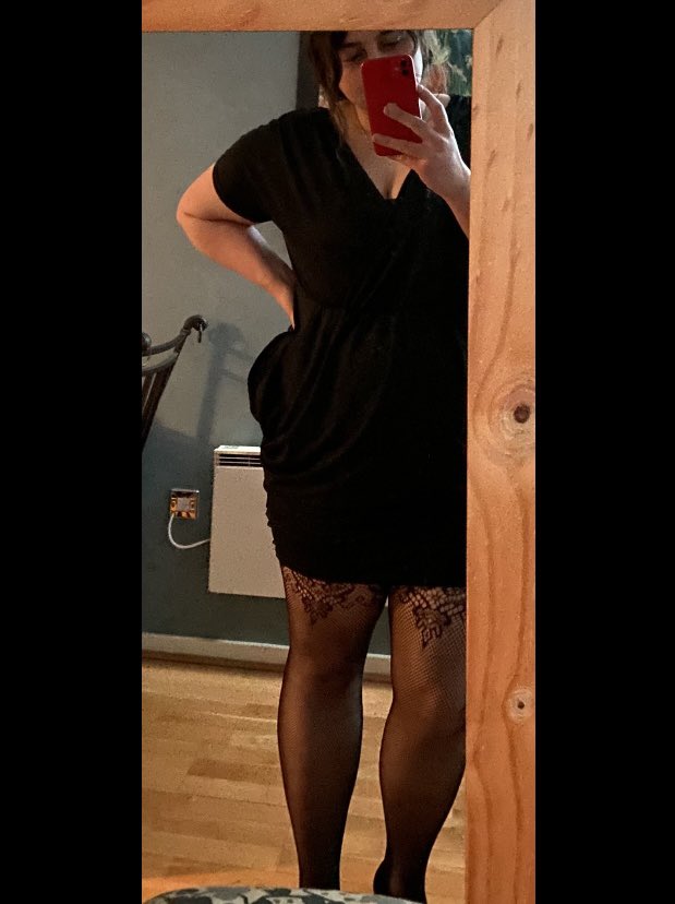Kinda loving the vibe so thank you to the people yesterday who confirmed that fishnets are appropriate party wear and not, as previously thought, just for inside use! (I am aware I look like shit but I wear dresses maybe twice a year so feel like it needs to be documented 😄)
