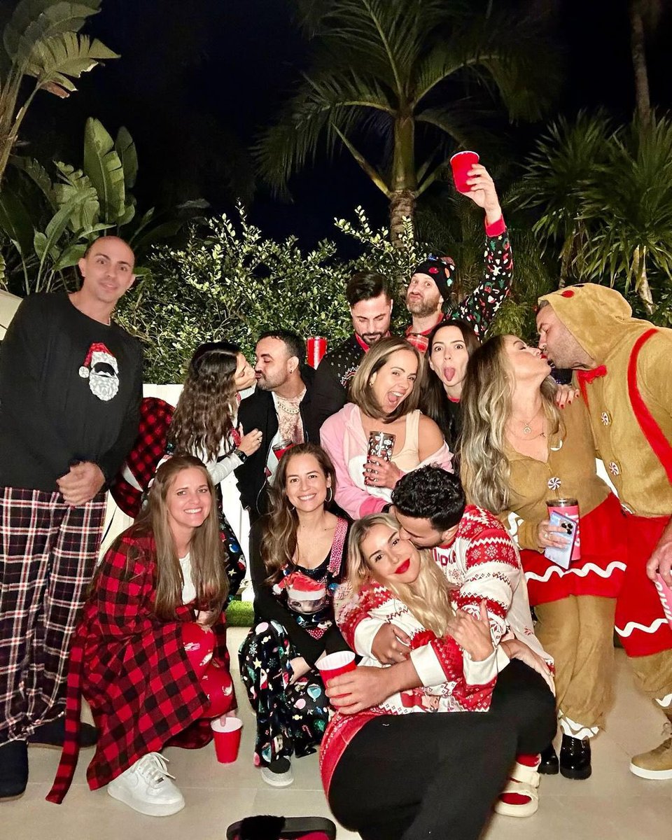 Ugly pajama party vibes con el familión 🫶🏼 🎅
