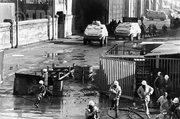 outsidersesp's tweet photo. En 1984 llegó  la noticia del cierre de Euskalduna (Bilbo) donde trabajaban 2471  obreros; en ese mismo momento comenzaron las movilizaciones que duraron  hasta 1988.

De la brutalidad de las “democráticas” fuerzas  represivas, comandadas por el PSOE, dejó constancia, el asalto al  astillero que llevaron a cabo el día 22 de noviembre. Los obreros fueron  atacados con fuego real, uno fue herido de bala, otro murió de un  infarto e impidieron la entrada de las ambulancias durante varias horas,  a lo que se añadió los numerosos heridos por golpes; no contentos y  como buenos mercenarios, destrozaron

las instalaciones del  astillero, entre ellas, la biblioteca, los comedores y las sedes de los  sindicatos, excepto “casualmente” la de UGT.

“Comunicado de la asamblea del día 23.11.1984.

Denunciamos  que el asesinato de nuestro compañero era una muerte anunciada. Antes  de que la policía entrara en el astillero, el comité de empresa hacía un  llamamiento «dramático» a la población de Bilbo, a partidos políticos y  sindicatos, porque veíamos que hoy venían a matar. El brutal vandalismo  de la policía lo demuestra el hecho de que hayan saqueado los cuartos
de centrales sindicales, biblioteca, wáteres, local del comité, etc., así como el robo de víveres y botellas del comedor.

Los  trabajadores de Euskalduna hoy estamos más convencidos que nunca de  continuar nuestra lucha en defensa del astillero. Evitar su cierre es el  mejor homenaje que podemos brindar a nuestro compañero Pablo González  asesinado esta mañana por la policía.

¡La lucha continúa!”
