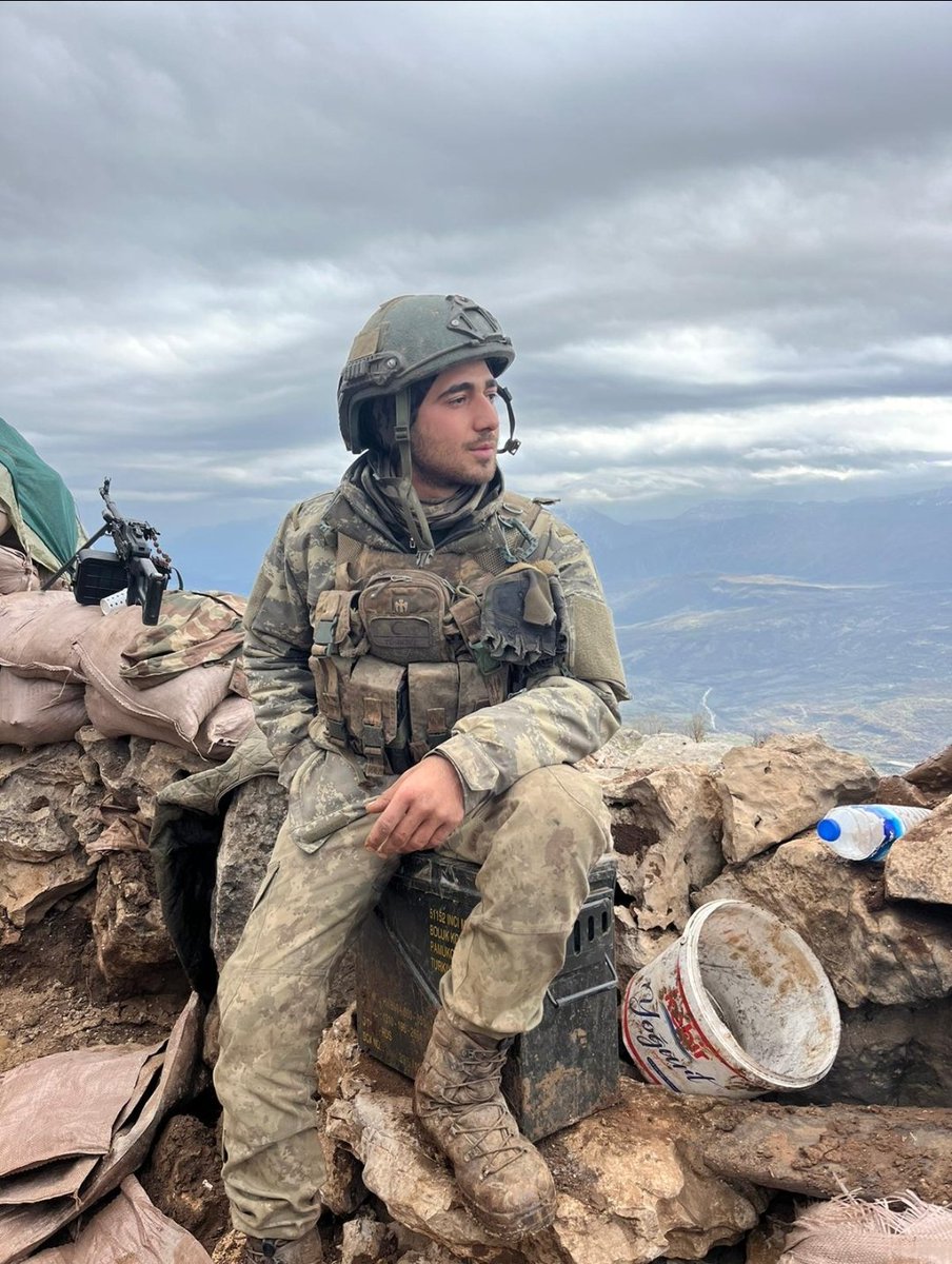 Abim Mehmet Aslan'nın oğlu, Kahraman yeğenim Kemal Aslan Irak'ın Kuzeyinde çıkan çatışmada Şehit olmuştur. Rabbim şehadetini kabul etsin. Uğurlar olsun 🇹🇷

Bayrakları bayrak yapan üstündeki kandır.
Toprak eğer uğrunda ölen varsa Vatandır.
Vatan Sağolsun 🇹🇷