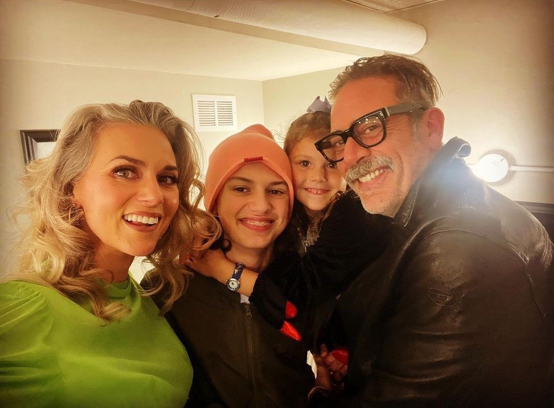 agathsol's tweet photo. Merry Christmas to your entire family, I wish you all the best, a wonderful time spent together and all the joy for this year's holidays Merry Christmas once again 🎄❤️
I'm sending you a huge hug 🫂
#GusMorgan #HilarieBurtonMorgan #JeffreyDeanMorgan #GeorgeMorgan #TWDFamily https://t.co/l5NUCzOWqw