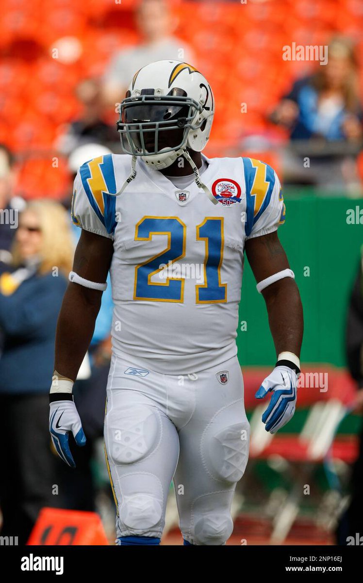 MarcBedolla_'s tweet photo. @fashion_nfl A @mitchell_ness version of this jersey ⚡️@chargers https://t.co/wNT4tzPbW7