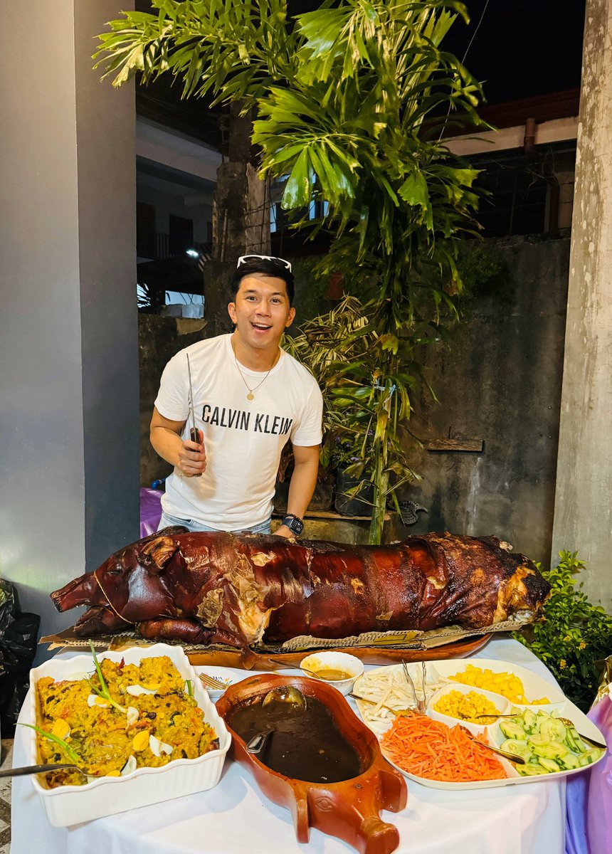 iam_kenito's tweet image. Tender Pork, Crispy Skin; What A Sure Win. 🐷🐽 Ilang kilo po mam/sir?! #HouseBlessing #Lechon #FTW #Cravings