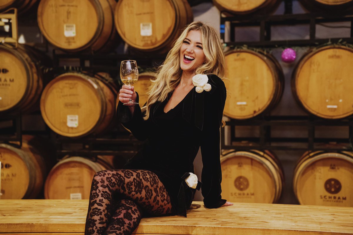 _SarahDarling's tweet photo. Cheers darlings! 🥂 https://t.co/eYCjaSnddS