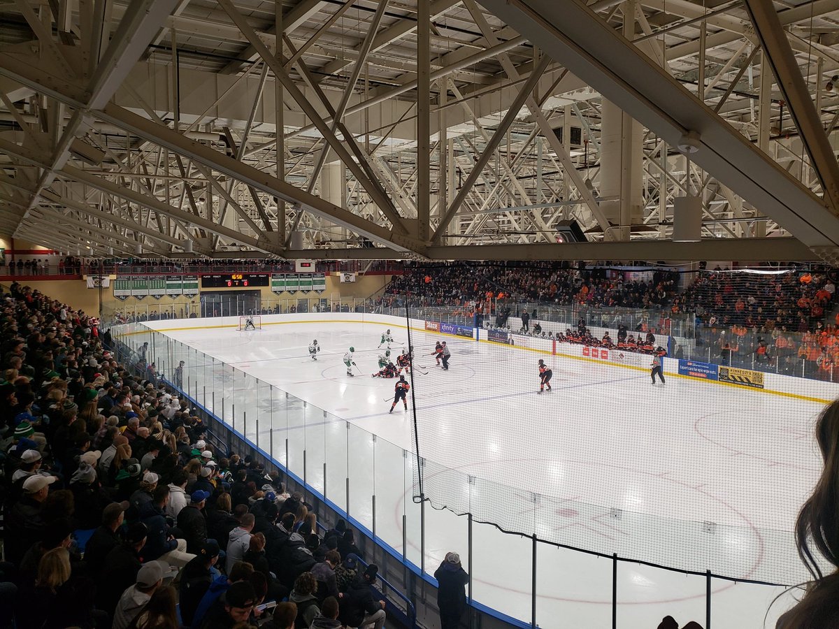 Polar39er's tweet photo. Standing Room Only at Aldrich as Hill-Murray hosts White Bear Lake. #MnHsPuck https://t.co/CPwiWkahE1
