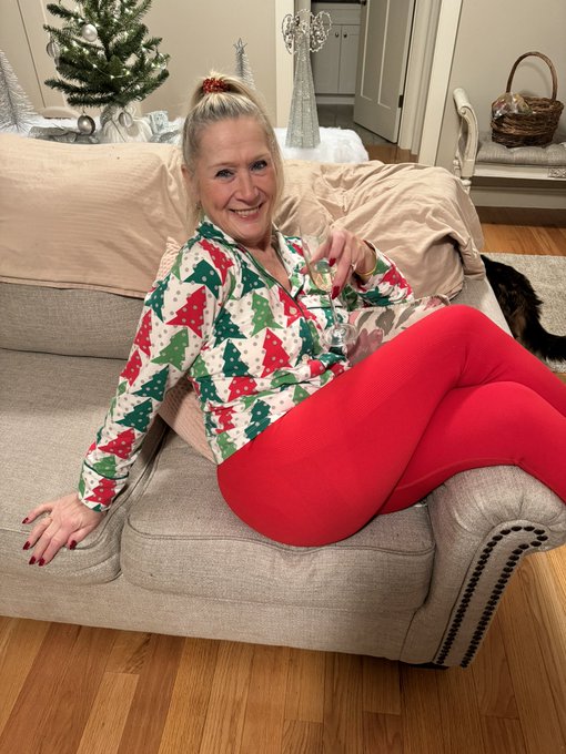 Merry Christmas 🎁  https://t.co/B9lTdvK1sD https://t.co/mRT81YSWyP