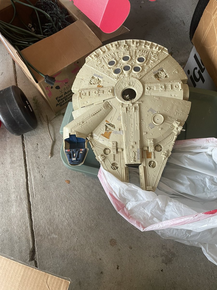 AroundMainLine's tweet photo. Look what my Dad found today in the garage. Blast from Christmas Past. #StarWars #vintagestarwars #themilleniumfalcon #milleniumfalcon 🪐⚔️🌍🚀✨ https://t.co/YsAx14x6hn