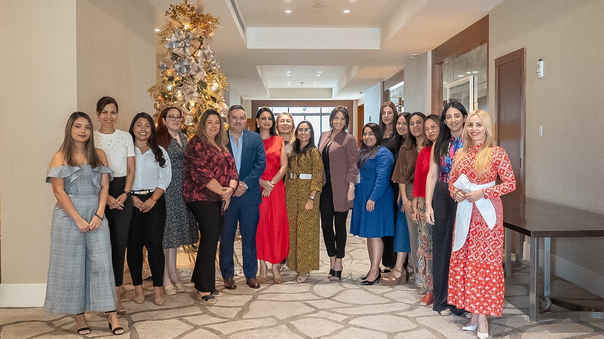apacecompanama's tweet photo. 🎄En este almuerzo tan especial, compartimos risas, abrazos y momentos inolvidables. 🤗❤️ 
Recordemos que juntos estamos construyendo un futuro lleno de éxitos y oportunidades. ✨🏆 
🤶✨ #ApacecomNavidad #UnidosPorUnMismoPropósito 🎄❤️🎁 https://t.co/OTlGdhxlgS