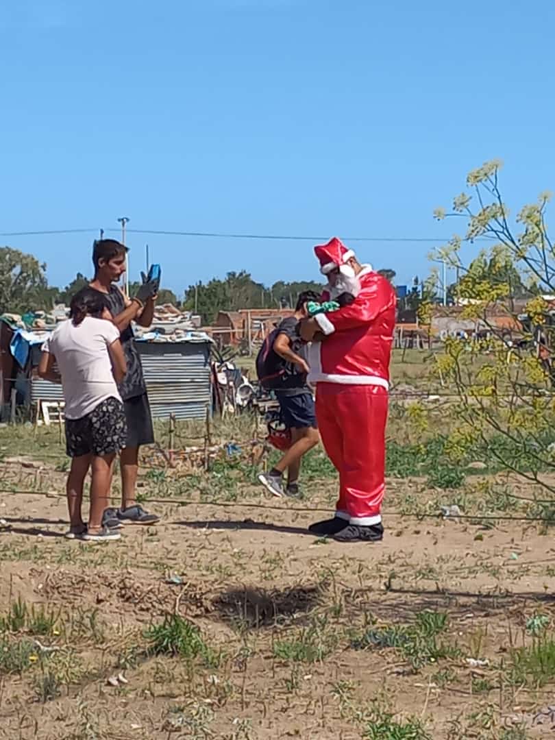 Juan_Mullerr's tweet photo. Esa criatura que tiene en brazos no cumplió un mes, el ranchito de atrás es donde viven y que están volviendo a reconstruirlo después del temporal! 
Lo que hiciste hoy @JoseDukart es gigante amigo! https://t.co/kLe902rpQ2