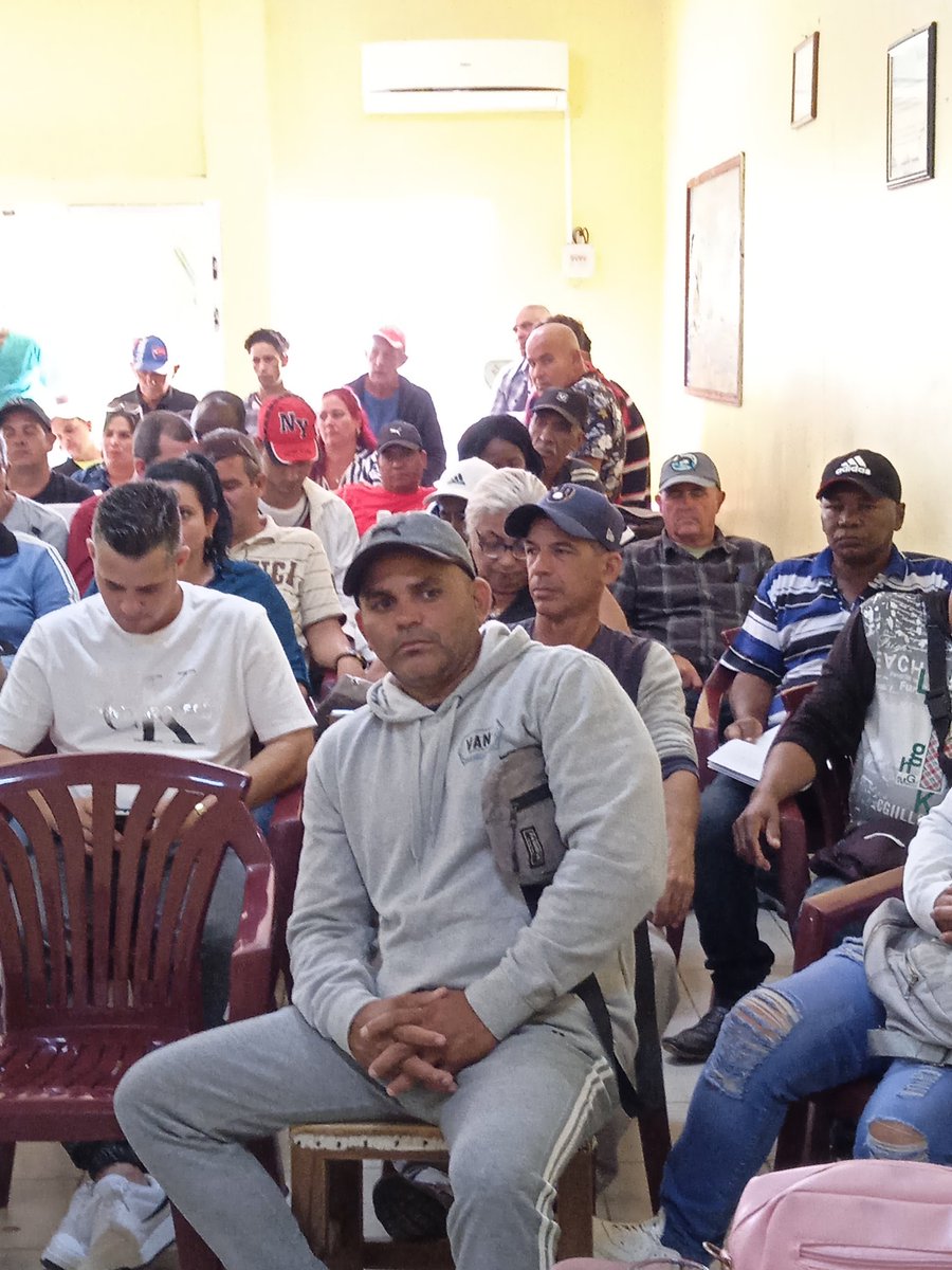 malagon_valdes's tweet photo. En la Asamblea de Balance del Comité del Partido del Combinado Cárnico en #Guane se evaluó como tema principal, la atención al universo juvenil, el enfrentamiento al delito, unido a los resultados económicos del centro. #BalancePCC #PinardelRío #PorNuevasVictorias https://t.co/42d6vdEfWM