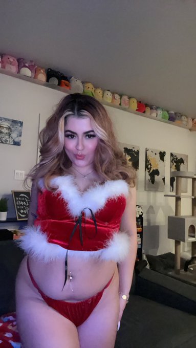 christmas vid out now 🤶🏻❤️&zwj;🔥 https://t.co/0B3HEhesiZ