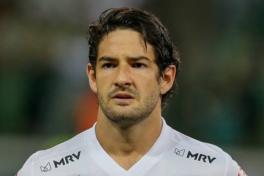 Donlu_K's tweet photo. En Agosto de 2022, Alexandre Pato sufrió una severa lesión de rodilla que lo dejo casi 11 meses fuera. En verano regreso a su 3er etapa con Sao Paulo donde jugo 158 min y anoto 2 goles. Esto aunado a que el jugador ya tiene 34 años ¿Creen que sería un buen refuerzo para San Luis? https://t.co/s1TuaRkhq7