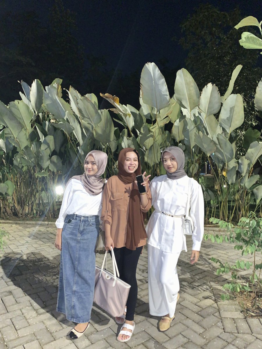 AnggunAnanta4's tweet photo. yeah, i've got my girls🤍 https://t.co/5xYBlqRCVI