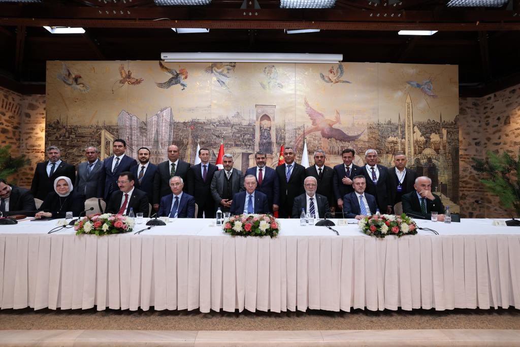 alitekin_63's tweet photo. Cumhurbaşkanımız AK Parti Genel Başkanımız Sayın @RTErdogan Liderliğinde Genel Başkan Vekillerimiz  @efkanala, @mustafaelitas,Teşkilat Başkanımız @erkankandemir, Yerel Yönetimler Başkanımız Yusuf Ziya Yılmaz, Seçim İşleri Başkanımız @aliihsanyavuz54, Kadın Kolları Başkanımız @aysekesir, Gençlik Kolları Başkanımız @eyupkadirinan ve Milletvekillerimiz ile birlikte yerel yönetimler temayül oylamasını gerçekleştirdik.