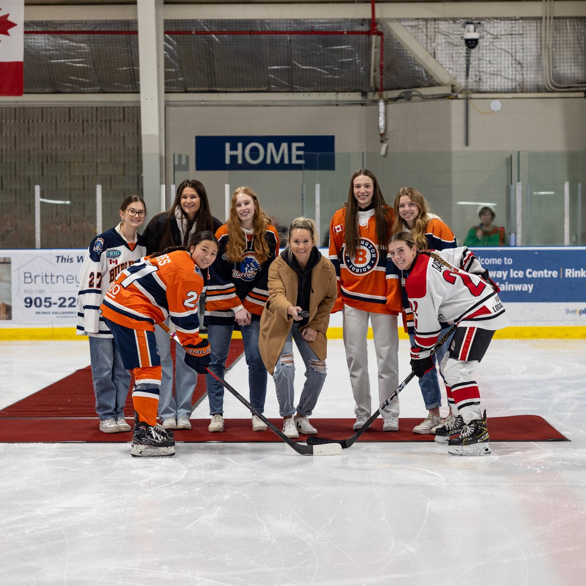 jrcudas's tweet photo. More alumni photos, this time from Sunday’s game! So cool to have @BuffaloBeauts legend @Accursi6 among those in attendance! And to have the little ones on the ice as we head into the holidays 🧡💙

Thanks to @AbbeyPaps 📸

#CudaNation #GoCudas #alumni https://t.co/F8m5x9P8xn