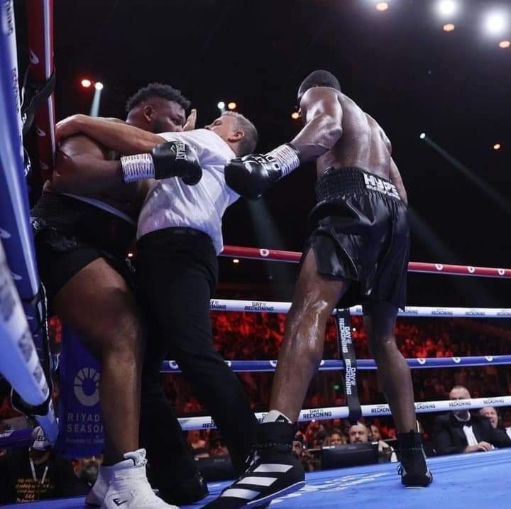 Fightgistmedia's tweet photo. Daniel Dubois STOPS Jarrell Miller in round 10 the final round on the undercard of #JoshuaWallin #WilderParker in Riyadh,  Saudi Arabia. 

.
#DubiosMiller #DanielDubios #Miller #Wilder #Deotaywilder #anthonyjoshua https://t.co/QExlc632fz