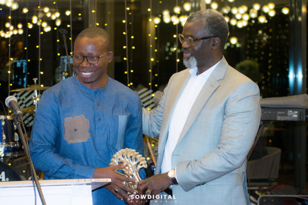 Bonsoir ,Votre tonton vert a reçu hier soir à la soirée des Green Awards au Pullman le prix 🥇 de l’engagement écologique.
Merci #GreenAwards
Merci à tous les membres de la communauté #QuartierVertChallenge 
et à tous ceux qui croient et qui soutiennent et encourageant