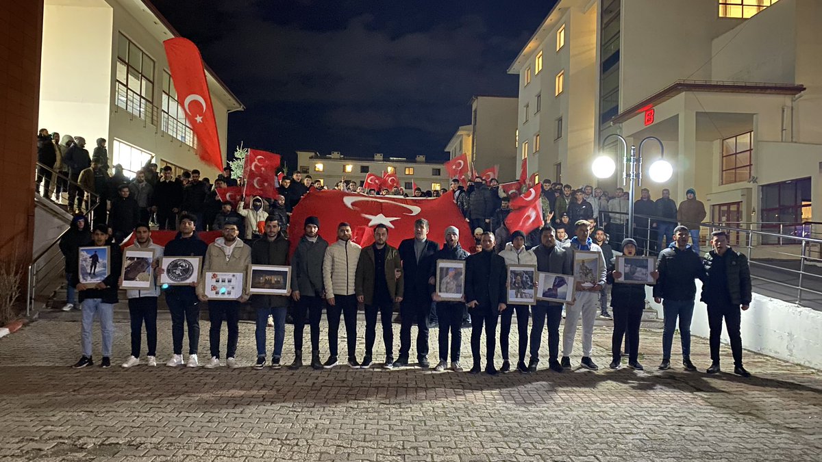 cuulkuculeri58's tweet photo. Sivas Cumhuriyet Üniversite teşkilatımız “Teröre Lanet” yürüyüşünde Buluştuk Şehit Olan Askerlerimize Allahdan rahmet diliyoruz.
 @burakkilictc  
@Rft_Klkn58
@_Osman01_ https://t.co/gulaV1AWvJ