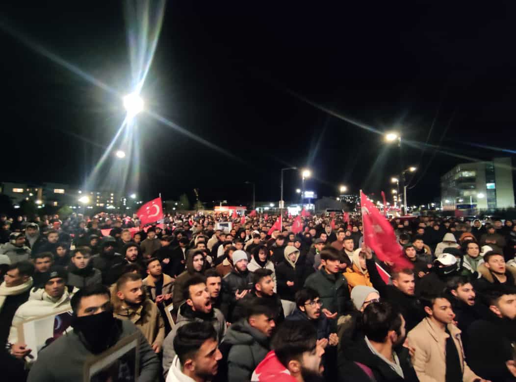 cuulkuculeri58's tweet photo. Sivas Cumhuriyet Üniversite teşkilatımız “Teröre Lanet” yürüyüşünde Buluştuk Şehit Olan Askerlerimize Allahdan rahmet diliyoruz.
 @burakkilictc  
@Rft_Klkn58
@_Osman01_ https://t.co/gulaV1AWvJ
