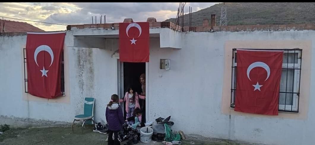 zcnsemih's tweet photo. ÖZ YURDUNDA GARİPSİN, ÖZ YURDUNDA PARYA! https://t.co/5Ltqffzitf