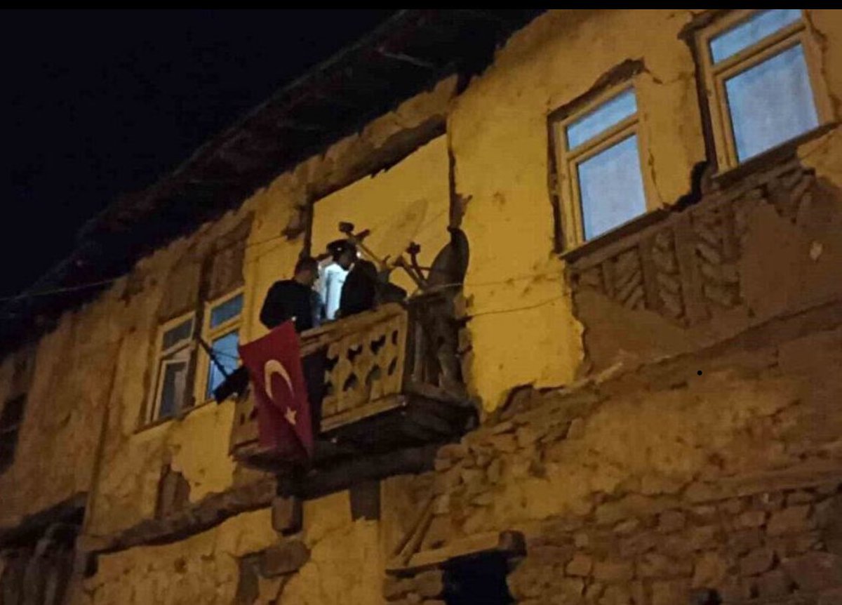 ‘Bir hilal uğruna ya Rab ne güneşler batıyor’

M. Akif Ersoy

‘Durdular ite çakala karşı yarin kapısında’

C. Zarifoğlu

‘Türkiye ağır yüktür kemiği çatırdatır
Kırılan kirişleri Dağlıca’da biz tuttuk
Aktütün’de, Eruh’ta, varsıl değil bey değil
İnledik derin derin İstanbul’u