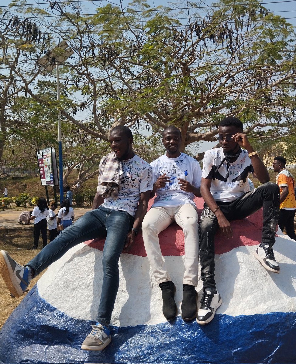 EmmySolves's tweet image. God did🙏

Finally a graduate 🤭🤲🏽
#Graduate #Signout #InvictaClass22
#FUTABro