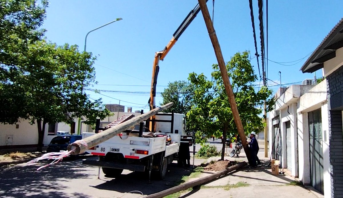 EdesEnergia's tweet photo. RECOSTRUCCIÓN DE LA RED DE DISTRIBUCIÓN: EN LAS PRÓXIMAS HORAS SE LOGRARÁ QUE EL 85% DE LOS BAHIENSES CUENTE CON SUMINISTRO ELÉCTRICO https://t.co/Viw54RhCPh