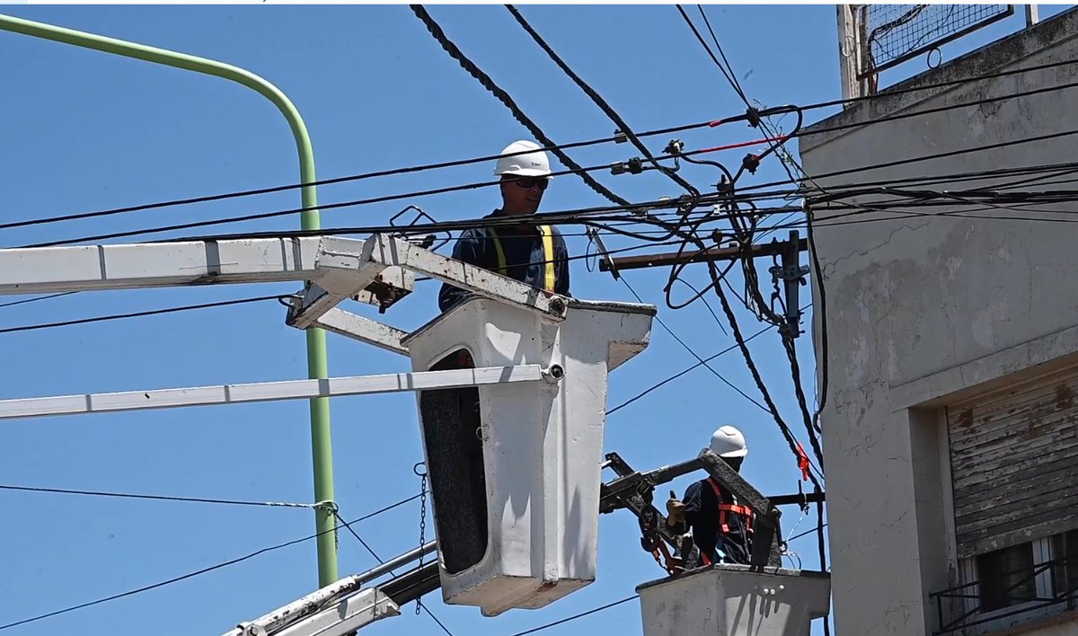 EdesEnergia's tweet photo. RECOSTRUCCIÓN DE LA RED DE DISTRIBUCIÓN: EN LAS PRÓXIMAS HORAS SE LOGRARÁ QUE EL 85% DE LOS BAHIENSES CUENTE CON SUMINISTRO ELÉCTRICO https://t.co/Viw54RhCPh