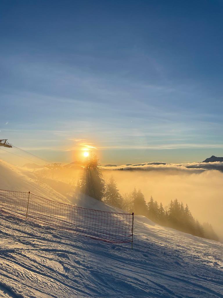 When life gives you this on the first day of the #ski season & last slope of the day in #LesGets @PDS_officiel @FranceMontagnes