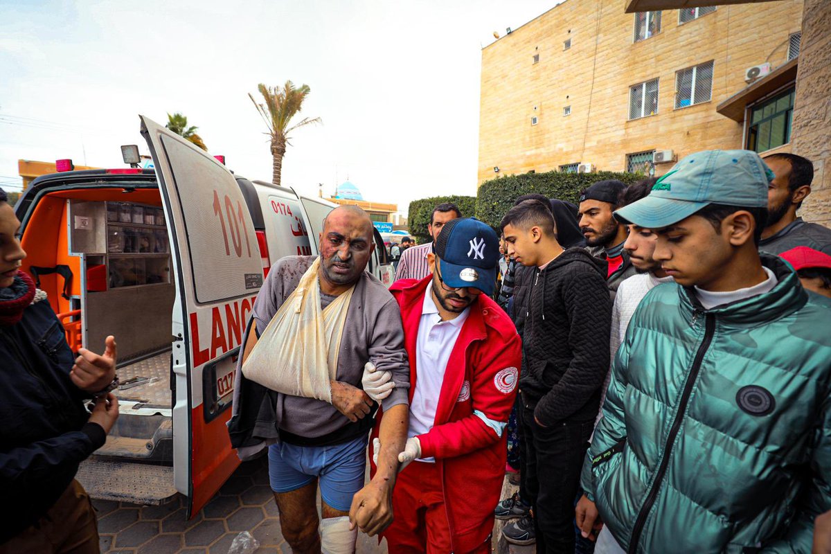 🚨The Palestine Red Crescent teams evacuated several martyrs and wounded individuals🚑today after a house was shelled in the Deir al-Balah refugee camp in the central #Gaza Strip. 📷Photo by volunteer: Fuad Khamash.