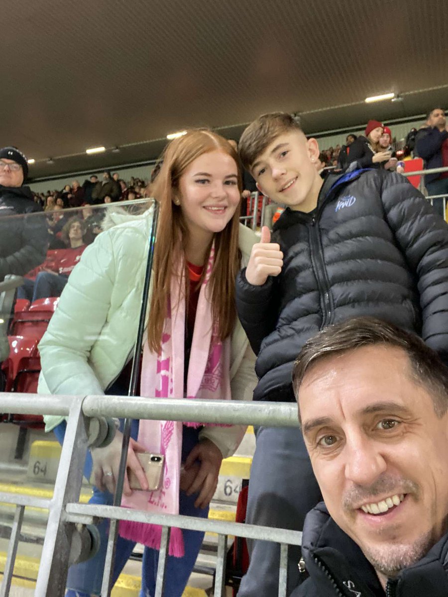 DavidBo61735047's tweet photo. Snubbed by carra had to settle for teabag 
@GNev2 @SkySportsNews @SkySports @premierleague https://t.co/YISkLMEtTt