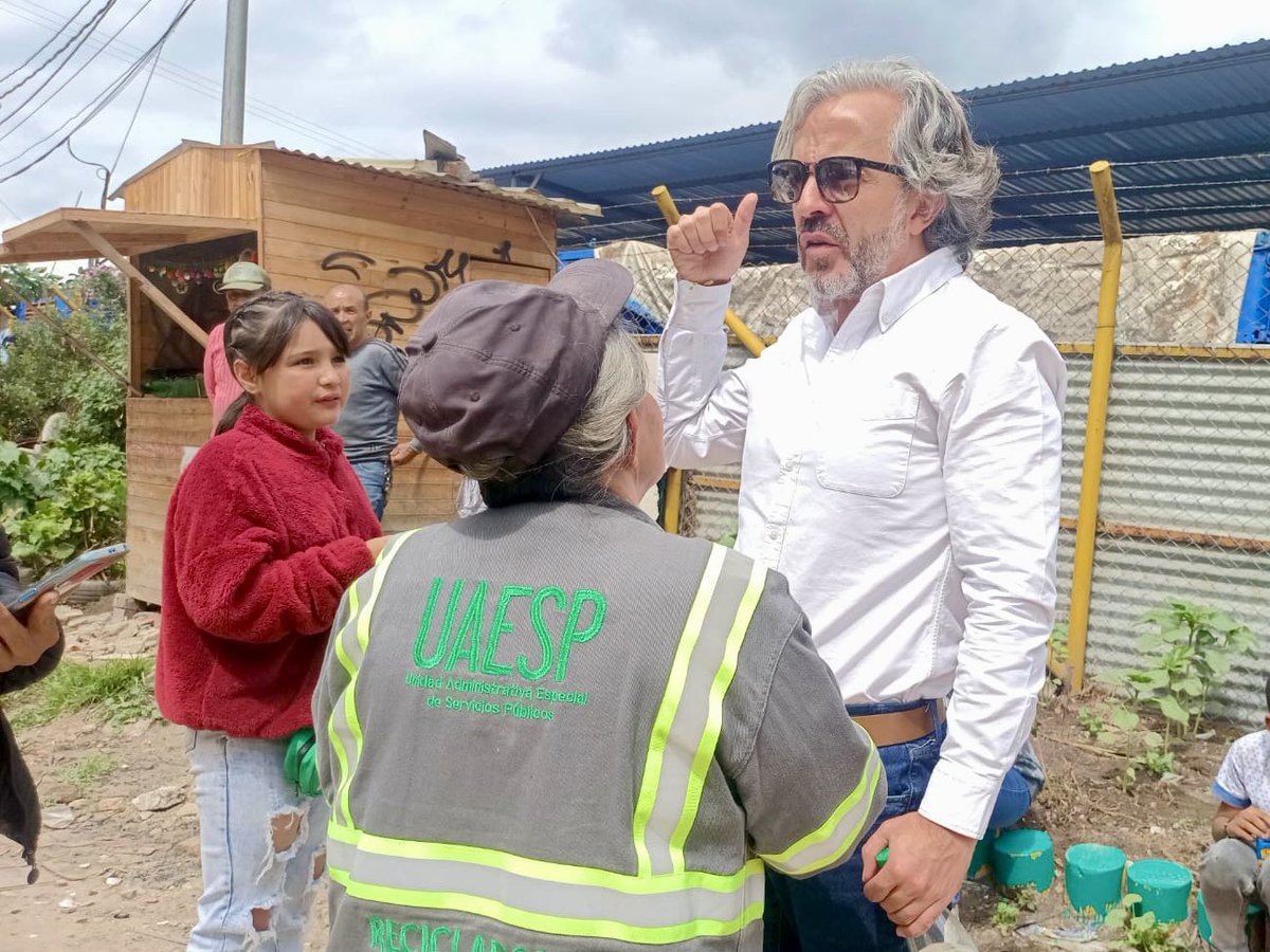 JDOviedoAr's tweet photo. Esta es época de compartir, reflexionar, ayudar y sacar sonrisas. Estuvimos con amigos y familias de San Bernardino, obviooo #Bosa, haciendo la Novena y disfrutando de natilla y buñuelo. 

¿Retos? ¡Un montón! Queda nuestro compromiso para en el 2024 ayudar a resolver los problemas del Barrio Nuevo Horizonte, en conjunto con la comunidad. En el 2024 vamos #ConToda 💪🏼⚡️