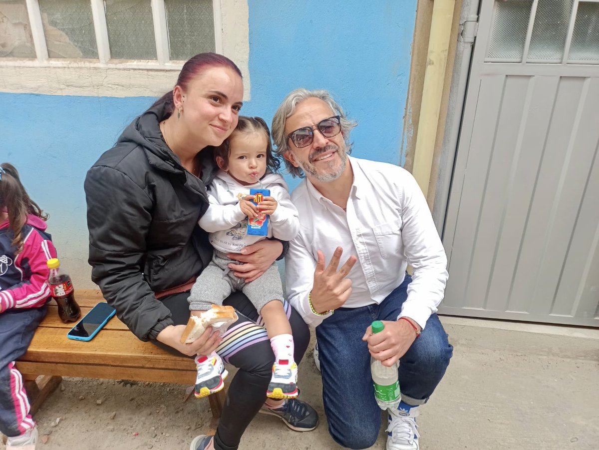 JDOviedoAr's tweet photo. Esta es época de compartir, reflexionar, ayudar y sacar sonrisas. Estuvimos con amigos y familias de San Bernardino, obviooo #Bosa, haciendo la Novena y disfrutando de natilla y buñuelo. 

¿Retos? ¡Un montón! Queda nuestro compromiso para en el 2024 ayudar a resolver los problemas del Barrio Nuevo Horizonte, en conjunto con la comunidad. En el 2024 vamos #ConToda 💪🏼⚡️