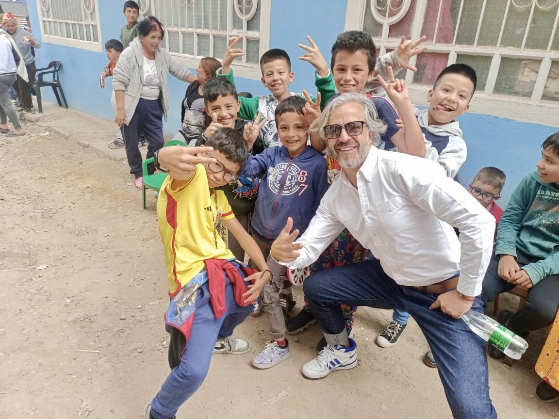 JDOviedoAr's tweet photo. Esta es época de compartir, reflexionar, ayudar y sacar sonrisas. Estuvimos con amigos y familias de San Bernardino, obviooo #Bosa, haciendo la Novena y disfrutando de natilla y buñuelo. 

¿Retos? ¡Un montón! Queda nuestro compromiso para en el 2024 ayudar a resolver los problemas del Barrio Nuevo Horizonte, en conjunto con la comunidad. En el 2024 vamos #ConToda 💪🏼⚡️