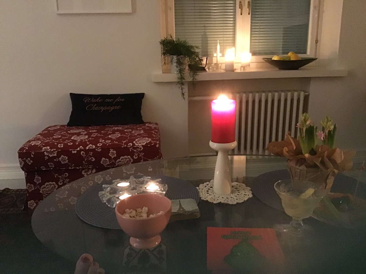MattilaKarita's tweet photo. Oi, kiitos 😍 Hauskaa, kun soitettu sitä radiossa 🎶🥰
Hyvää aatonaaton yötä ✨ kohta jouluaatto…
Minulla meni ”kello” sekaisin eilisen lentomatkan takia, eli täällä vielä valvon, kuuntelen joulumusiikkia, muiden esittämänä😄
Kynttilät loistaa ja trumpetti soi 🥰🎄
#joulua 😘 https://t.co/IZ0sSjQgYU