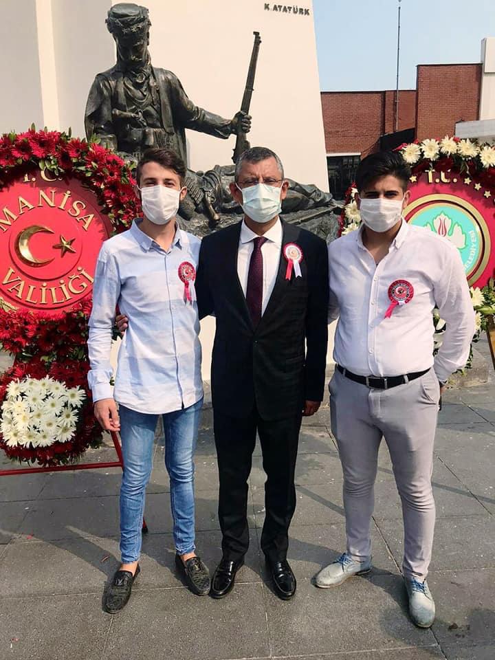 eczozgurozel's tweet photo. Ülkemizin yüreğini yakan bu kahreden gecede şehit olan Manisalı hemşehrim Enes Budak ile 2020 yılında Manisa Meydanı'nda yan yana fotoğrafımızı gorünce bir kez daha kahroldum.

Manisamızın ve ülkemizin başı sağolsun. https://t.co/Pg04WPTtvC