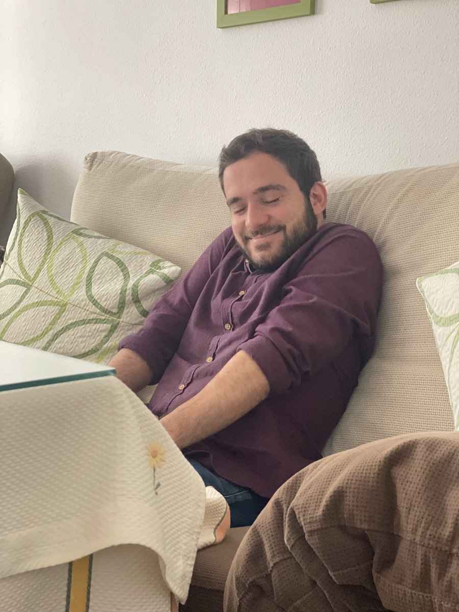 exantheo's tweet photo. secuencia do instante no que metín as pernas nun brasero andaluz por primeira vez https://t.co/221VjeFPB3