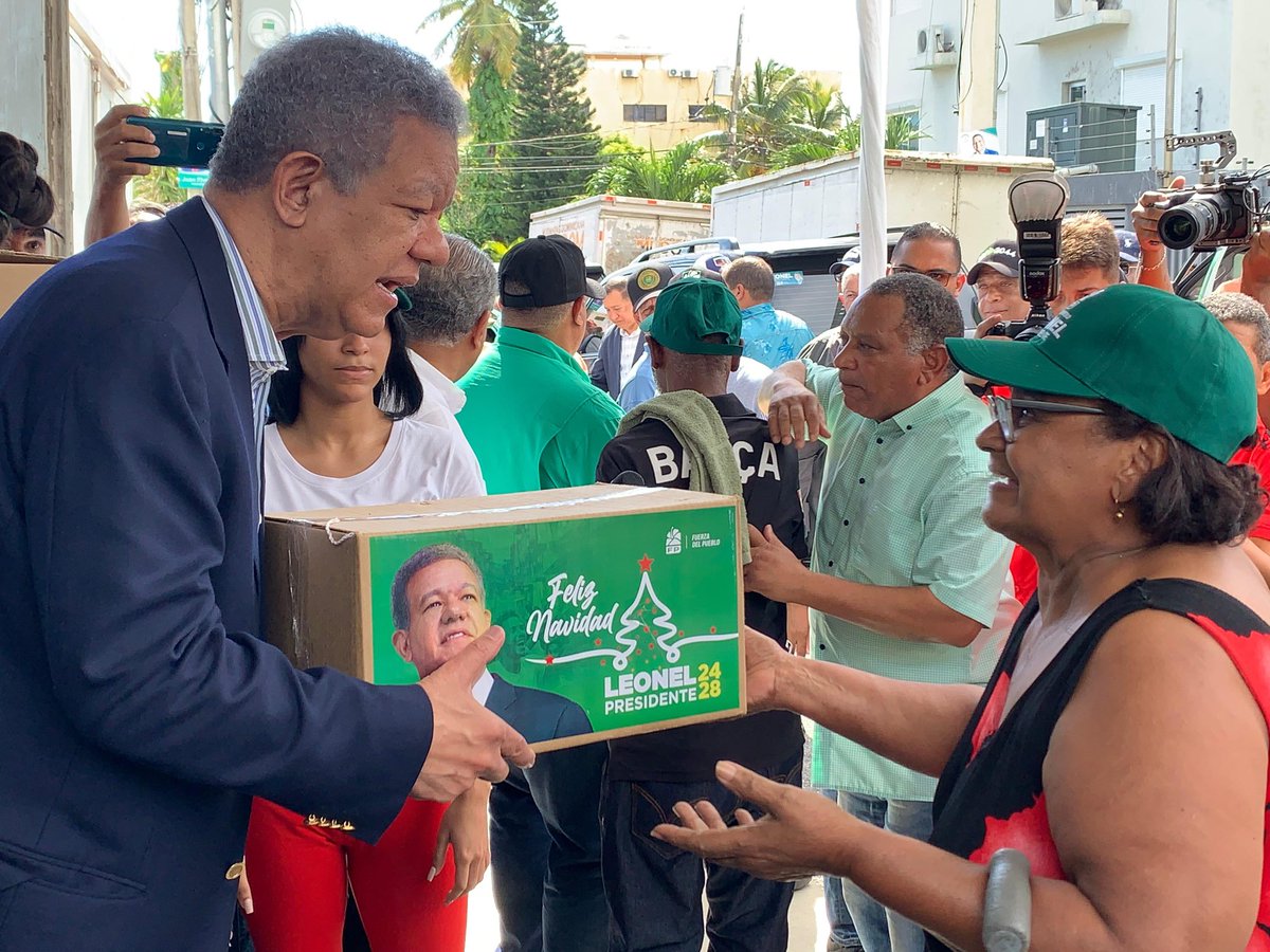 RRosarioMarquez's tweet photo. ⁦@LeonelFernandez⁩ compartiendo con la gente humilde de nuestro pueblo, en lo mucho y en lo poco. https://t.co/oE5lvP6Kcx