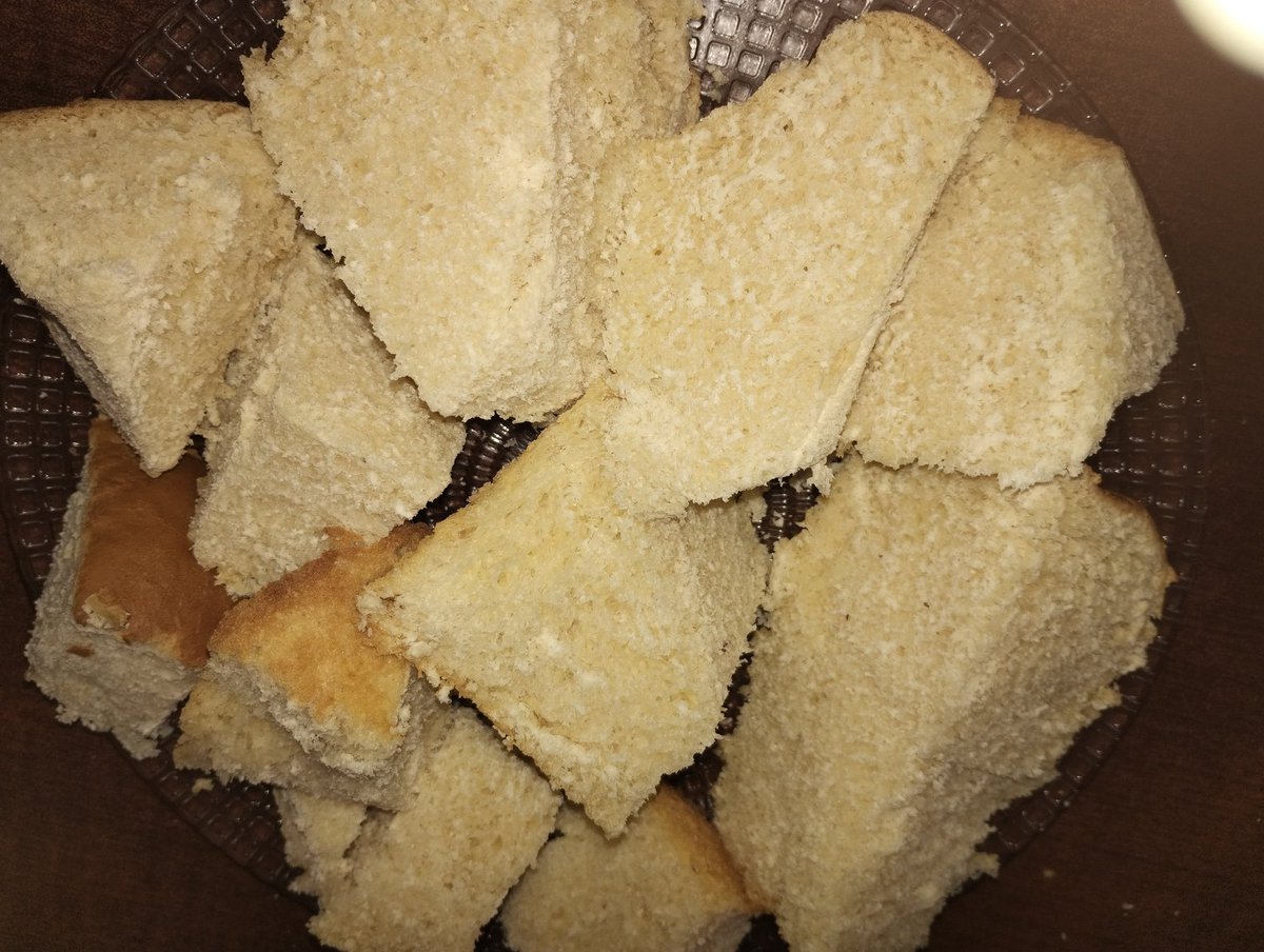 madidoda's tweet photo. @BonafideArg   entiendo que les interese explotar una segunda línea de pan dulce denominada Marily, pero vendan lo que prometen en su paquete.  Si dice "masa de confitería con frutas", debería tenerlas, no vender la masa sola SIN UNA FRUTA.  Cómo se denomina esto? @DNDConsumidor https://t.co/h0L7XgRHsQ