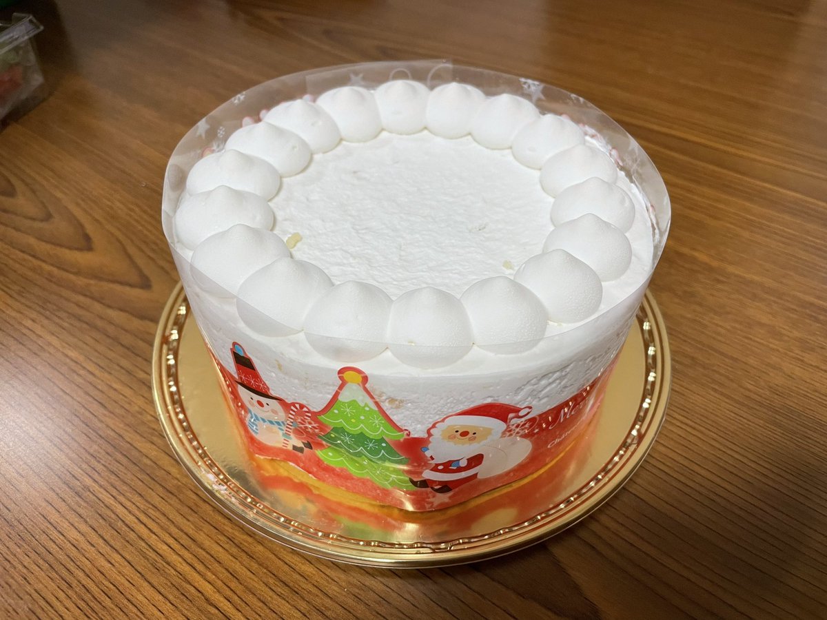 hira_su0ke's tweet photo. クリスマスイブ。
 高島屋のケーキの被害者の会が話題になってるけど、裏では「シャトレーゼでクリスマスケーキを注文したら飾りを入れ忘れたと連絡が…これも面白い思い出の一つ、と開けたら思ってたより寂しいケーキだった」っていう���は話題になってる（笑）

これはマジで寂しいな💦 https://t.co/WYhyzuo8vM