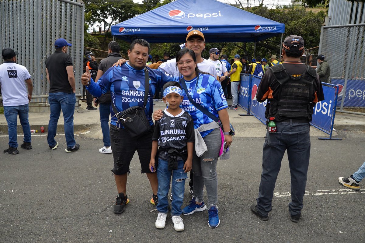 aleprensa's tweet photo. PREVIA DE LA GRAN FINAL | Previo a que inicie el partido de la gran final del Apertura 2023 del futbol guatemalteco entre Comunicaciones y Guastatoya, se vive un ambiente de fiesta en las afueras del estadio Doroteo Guamuch Flores. 
📱 La Voz de Guate / Alejandro Escobar https://t.co/q2gBM5SoRv