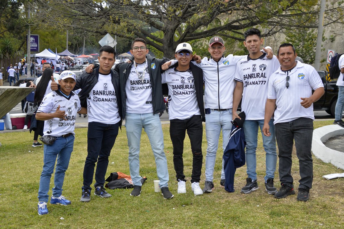 aleprensa's tweet photo. PREVIA DE LA GRAN FINAL | Previo a que inicie el partido de la gran final del Apertura 2023 del futbol guatemalteco entre Comunicaciones y Guastatoya, se vive un ambiente de fiesta en las afueras del estadio Doroteo Guamuch Flores. 
📱 La Voz de Guate / Alejandro Escobar https://t.co/q2gBM5SoRv