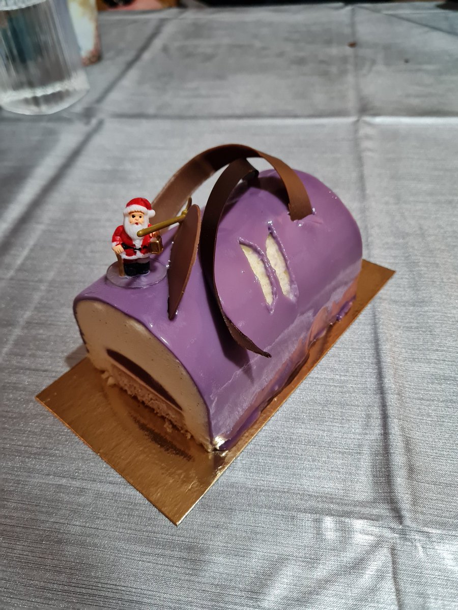 KatellBriec's tweet image. Army Bûche de Noël #아미 #armyforever #크라스마스 @BTS_twt @bts_bighit  
Joyeux Noël.🇫🇷🫶
😁💜💜💜💜💜💜💜