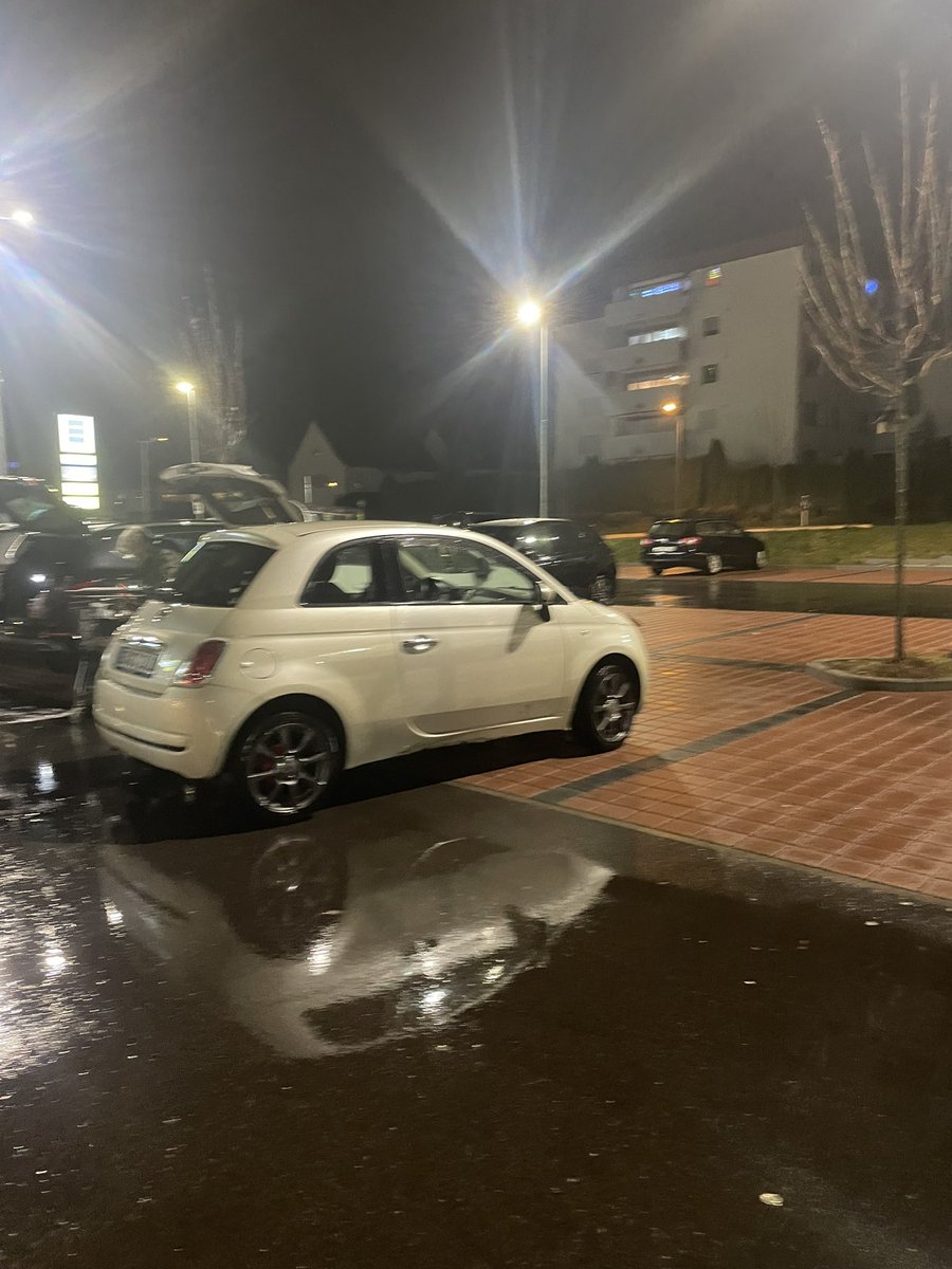 der arme passt gar nicht in die Parklücke