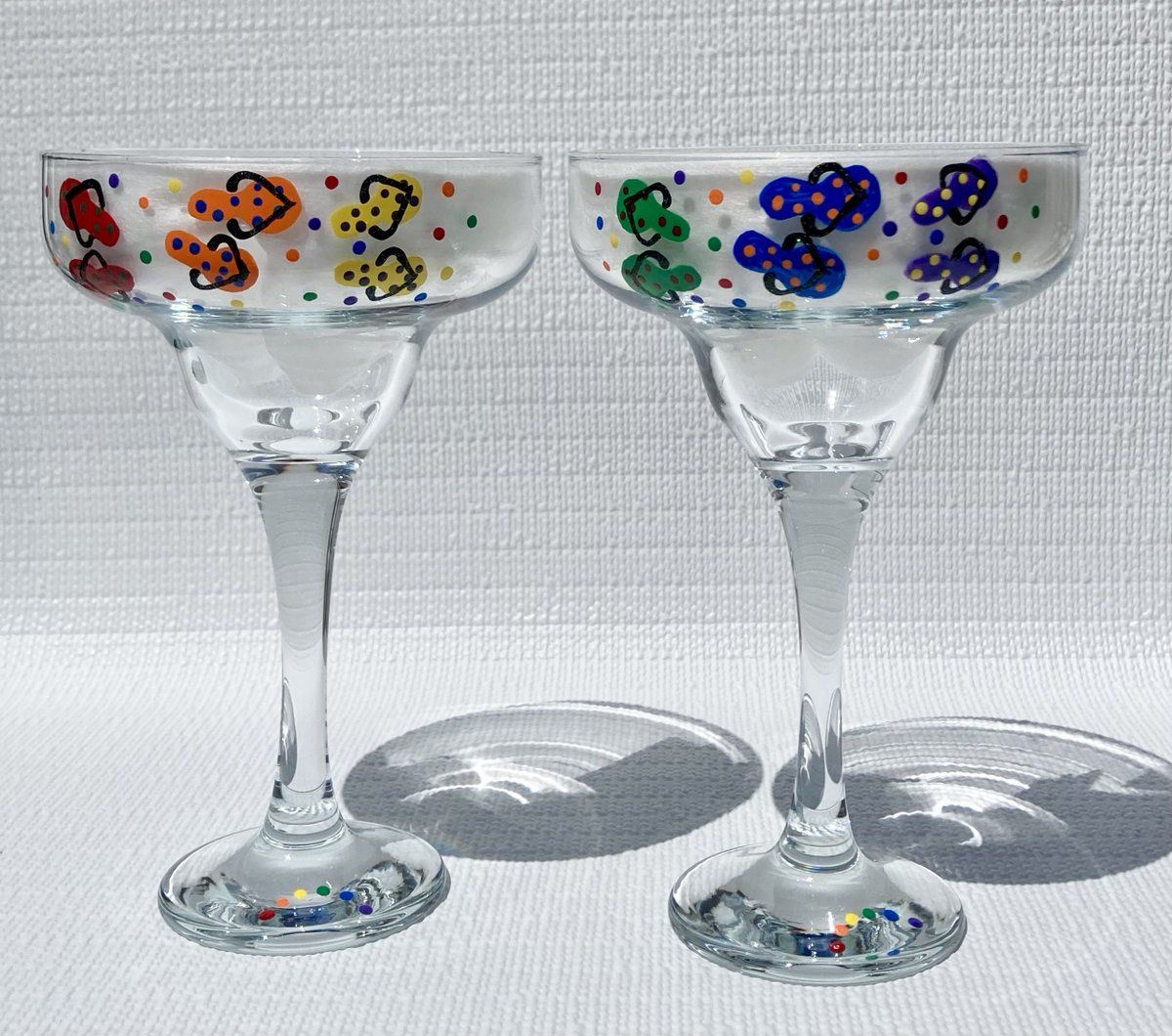 Rainbow flip flop glasses etsy.com/listing/145016… #margaritaglasses #handpaintedglasses #rainbow #SMILEtt23 #giftsforher #birthdaygift #etsyartist #etsyshop