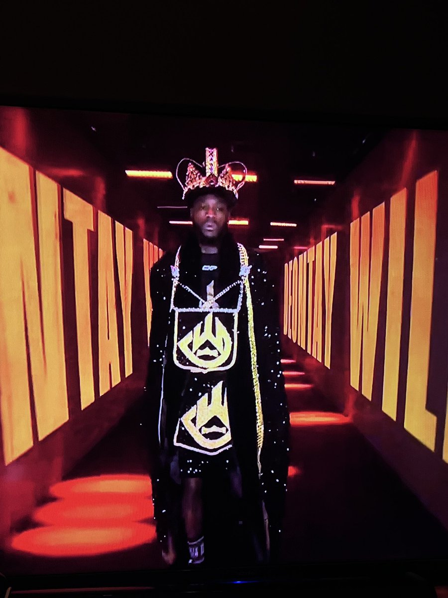 #wilder not learnt his lesson. That crown looks heavy 👑 

#WilderParker #JoshuaVsWallin