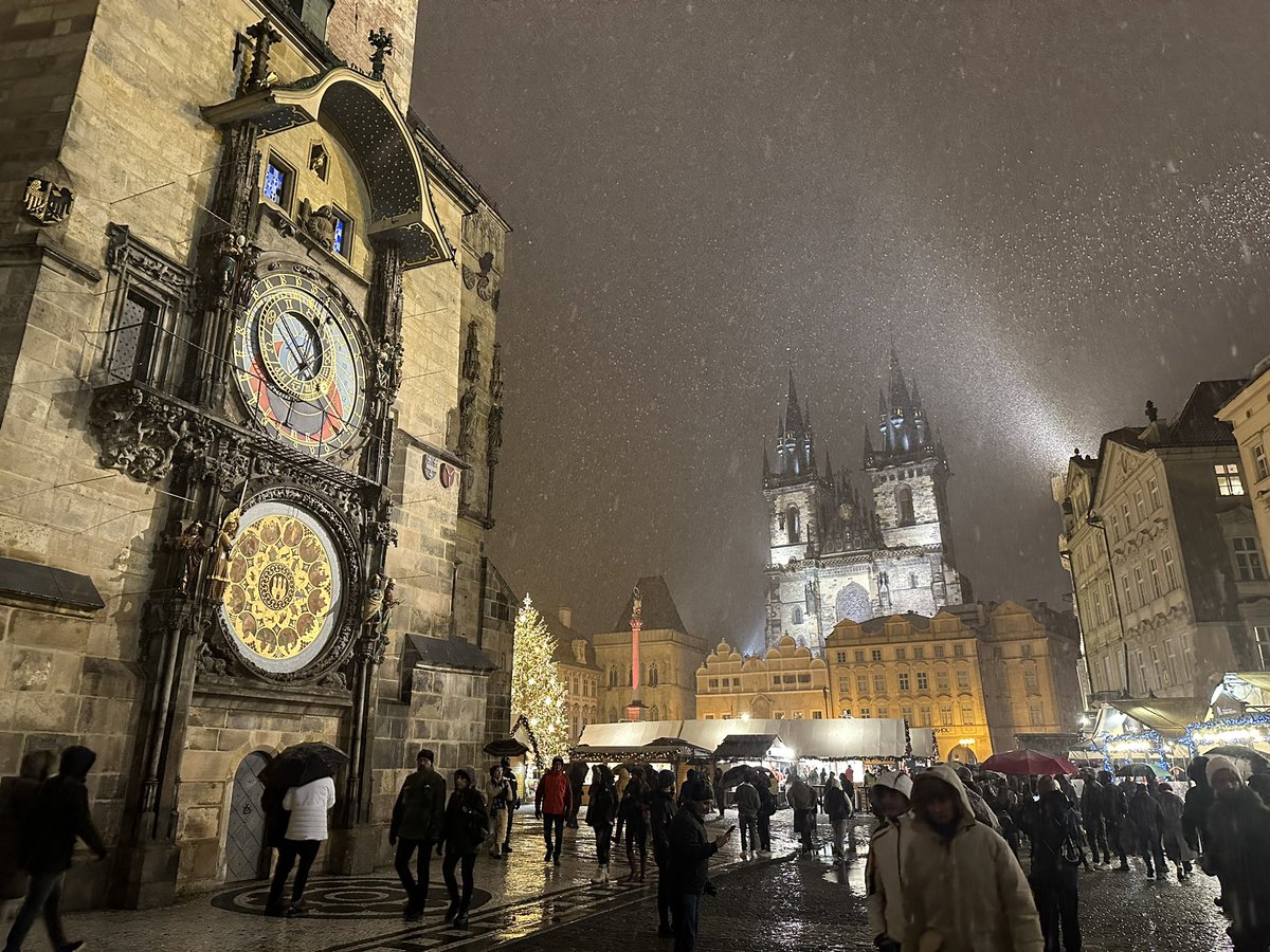 Prague’s beautiful Christmas market in the snow ⛄️ ❄️ 🎄 🎅🏻 #christmasmarket