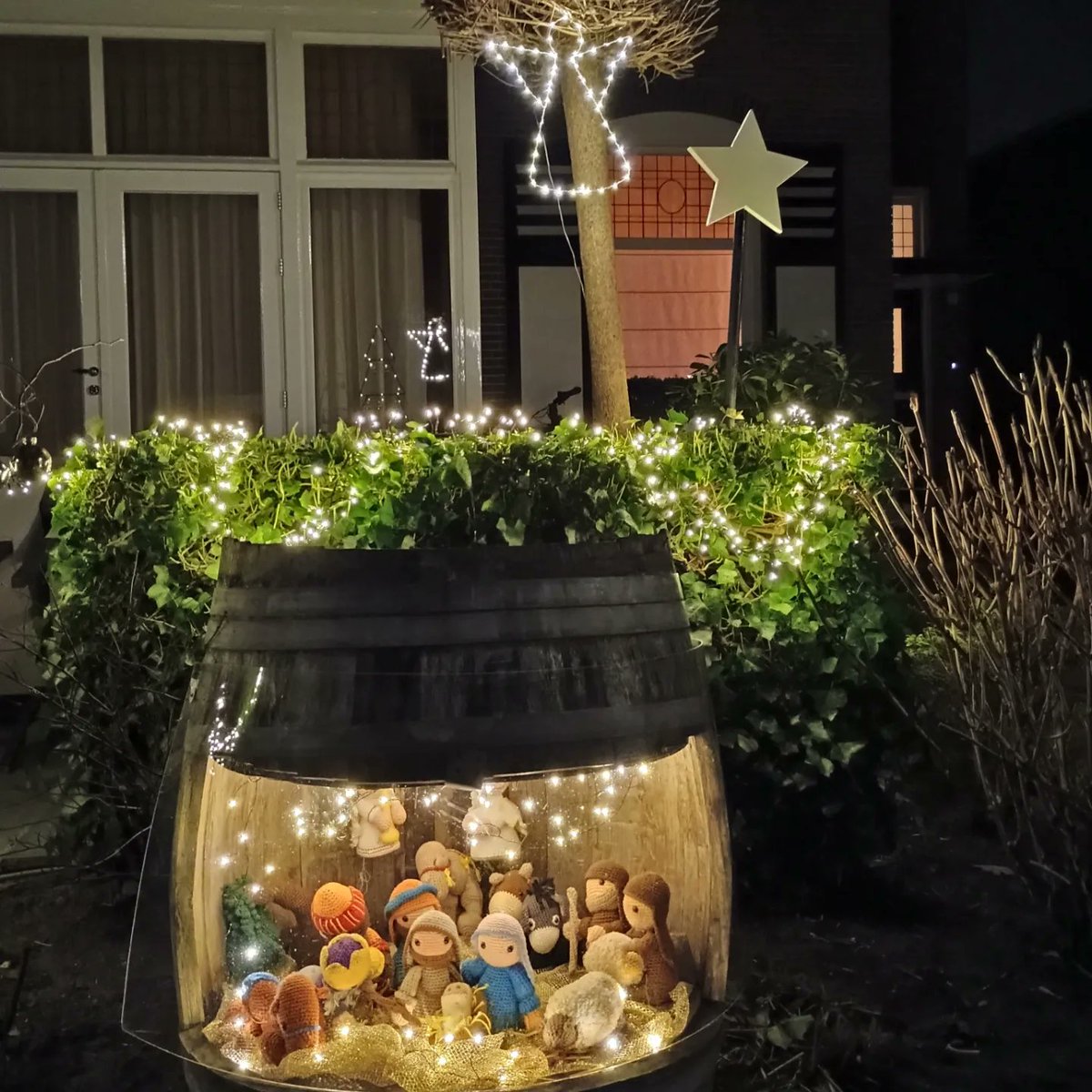 DonjaHoevers's tweet photo. Verrassingswandeling, de #kerststallenroute in Baarn, 350 verschillende kerststallen o.i.d. in #VorstelijkBaarn. Elk jaar weer gezellig!
#kerstvakantie #kersttip https://t.co/Id450nbnVh