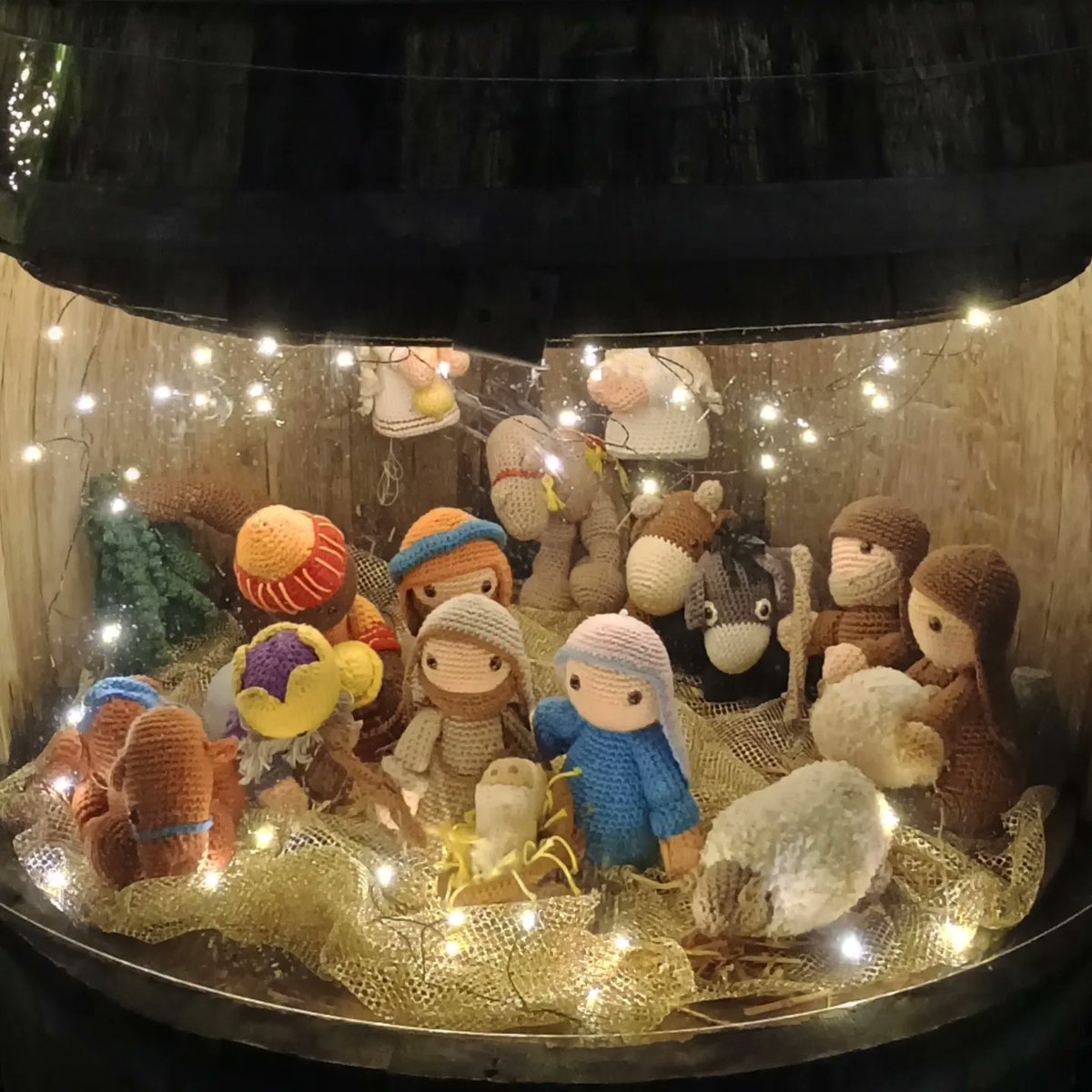 DonjaHoevers's tweet photo. Verrassingswandeling, de #kerststallenroute in Baarn, 350 verschillende kerststallen o.i.d. in #VorstelijkBaarn. Elk jaar weer gezellig!
#kerstvakantie #kersttip https://t.co/Id450nbnVh